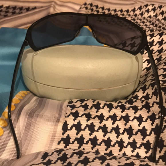 Oakley , sporty style, no visible scratches. - Picture 2 of 4